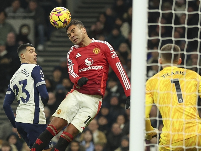 Brazílsky záložník Casemiro v drese Manchestru United