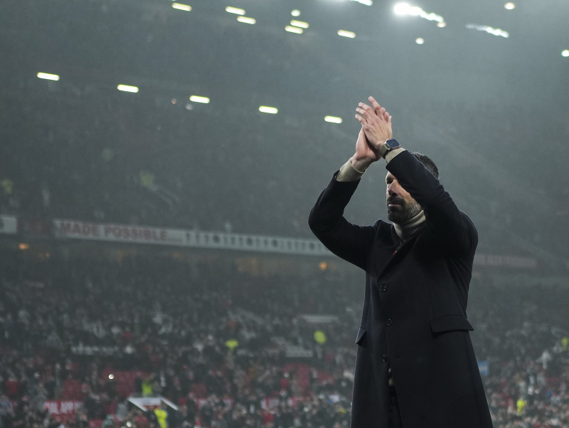 Dočasný tréner Manchestru United, Ruud van Nistelrooy ďakuje fanúšikom za podporu