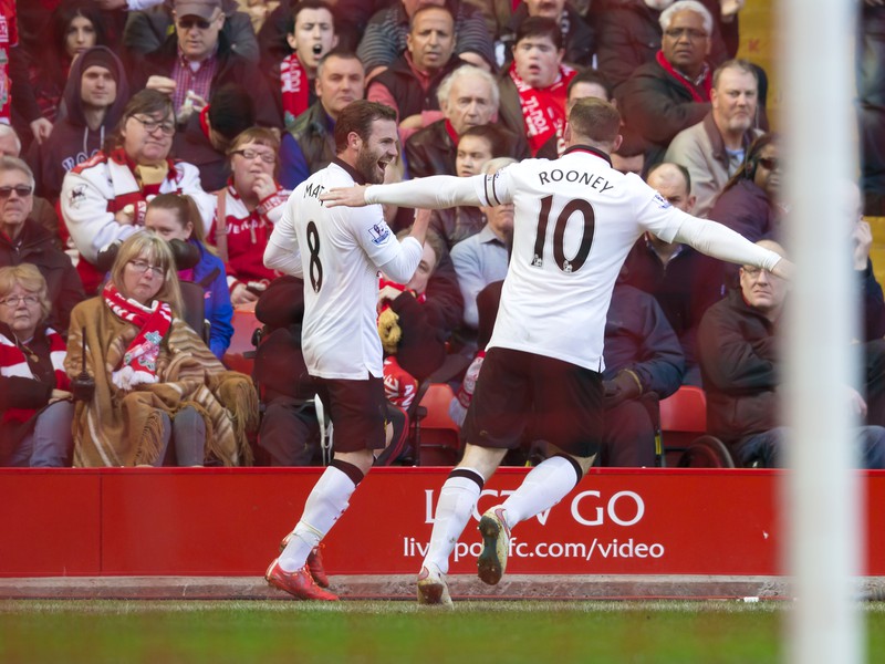 Juan Mata a Wayne Rooney oslavujú gól 