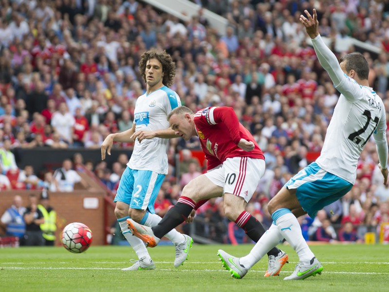 Wayne Rooney strieľa neplatný gól