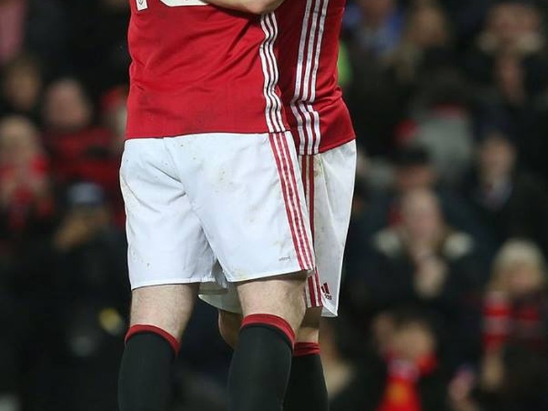Bastian Schweinsteiger sa raduje zo streleného gólu s kapitánom Waynom Rooneym