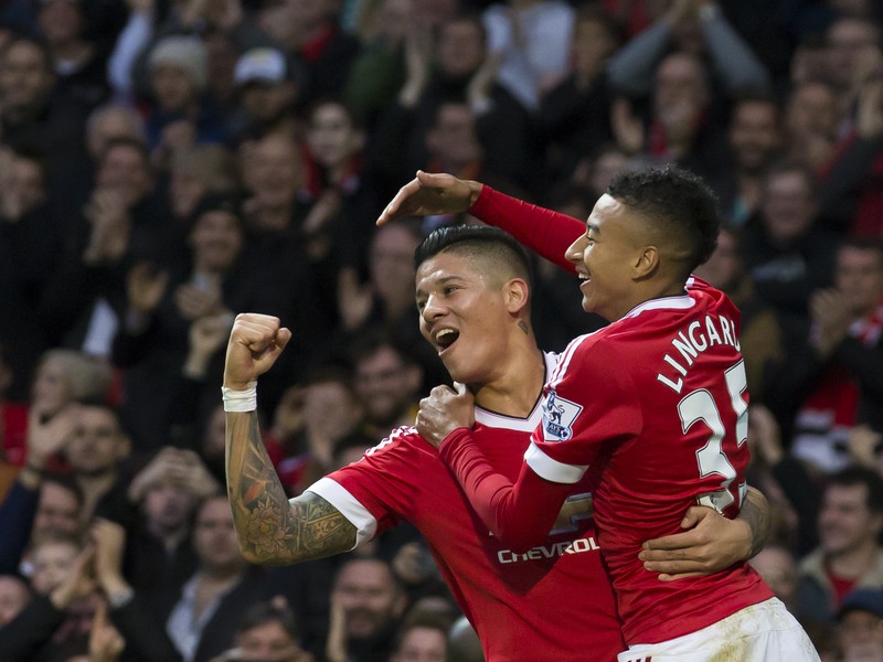 Jesse Lingard a Marcos Rojo oslavujú gól United