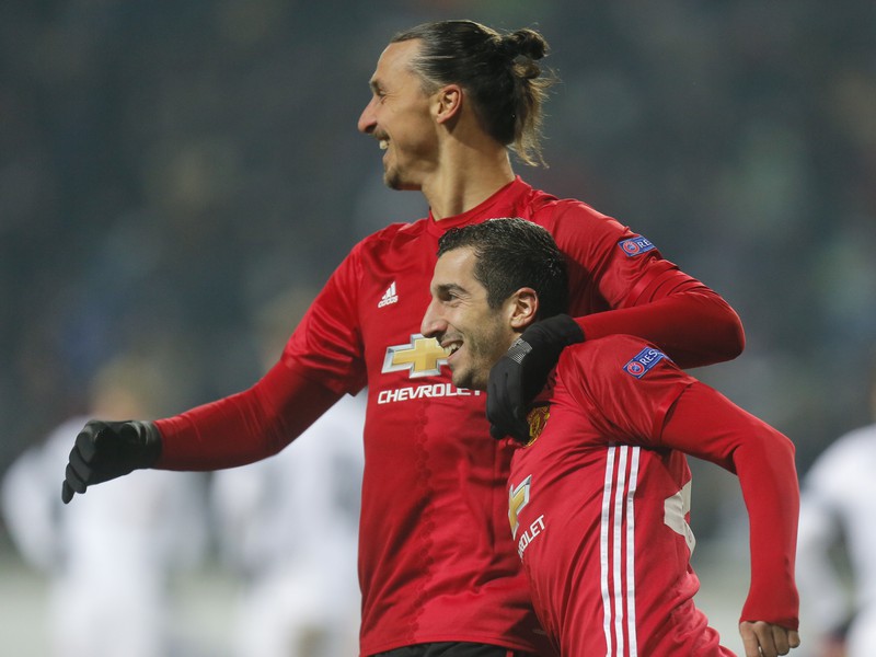Henrikh Mkhitaryan a Zlatan Ibrahimovič oslavujú gól