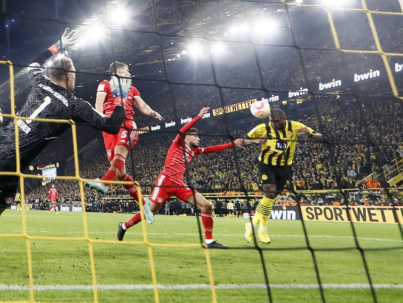 Anthony Modeste z Dortmundu (vpravo) strieľa gól na 2:2 po predĺžení proti brankárovi Bayernu Manuelovi Neuerovi.