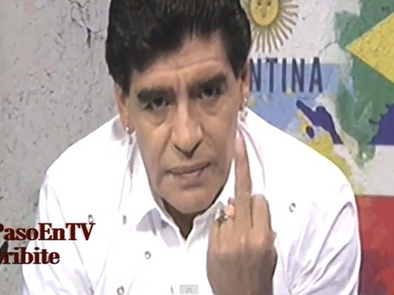 Kontroverzný Maradona počas svetového šampionátu ukázal prostredník prezidentovi Argentínskej futbalovej asociácie. Posledný víkend napadol novinára