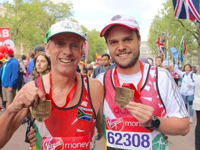 Bruce Fordyce (vľavo) so synom Jonathanom na londýnskom maratóne 2017