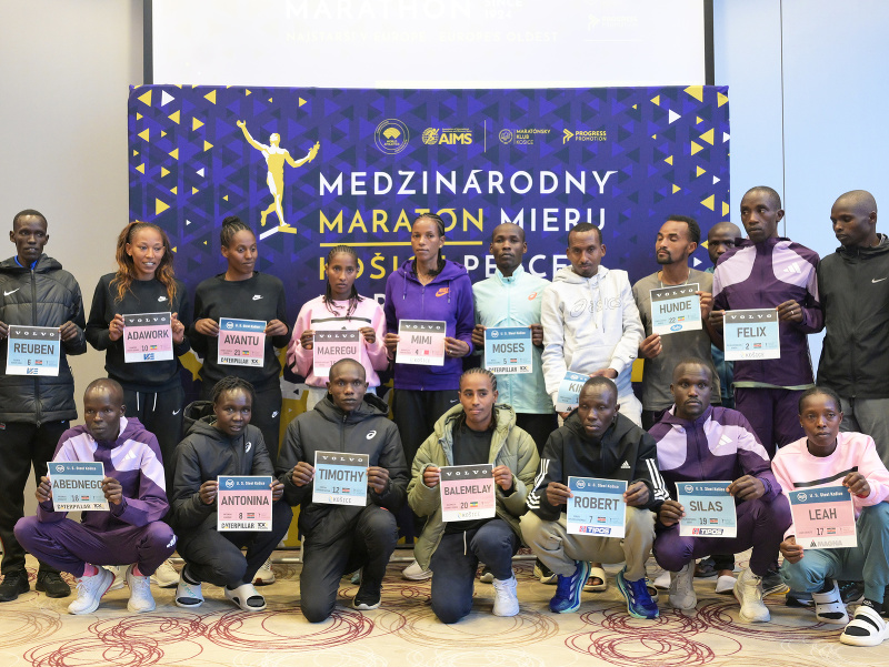 Na snímke zľava zadný rad Abebe Sime Tilahun (Etiópia), Reuben Kiprop Kerio (Keňa), Adawork Aberta Sadura, Ayantu Kumela Tadesse (Etiópia), Maeregu Hayelom Shegae (Etiópia), Mimi Belete Gebregeiorges (Bahrajn), Moses Kipngetich Kemei (Keňa), Kinde Atanaw 