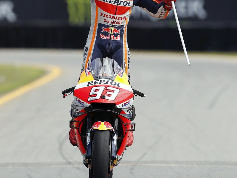 Španielsky motocyklový pretekár Marc Marquez na Honde oslavuje v cieli víťazstvo pretekov Veľkej ceny Českej republiky