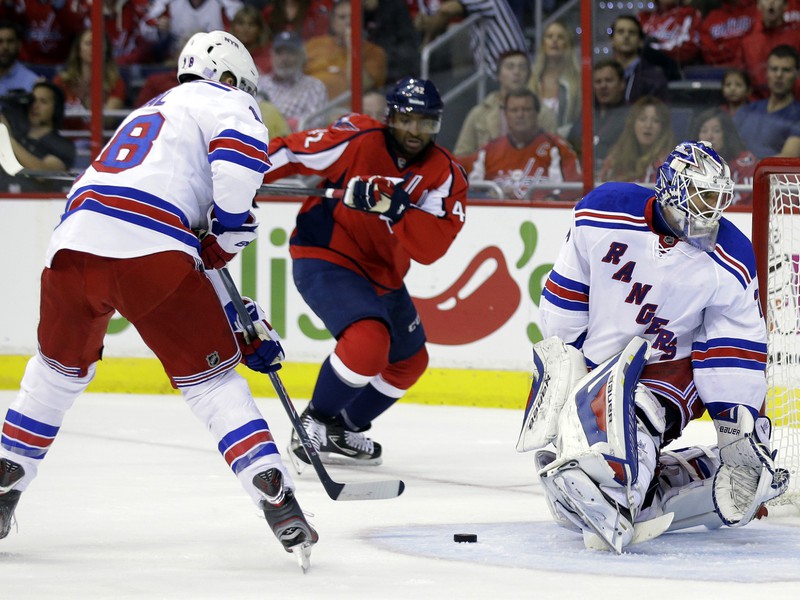 Marc Staal (zľava), Joel Ward za Capitals a brankár Henrik Lundqvist