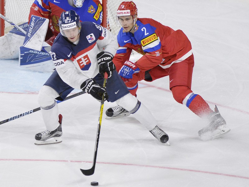 Marcel Haščák v súboji s ruským hokejistom
