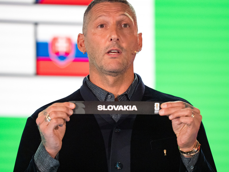 Na snímke bývalý taliansky futbalista Marco Materazzi vylosoval tím Slovenska počas žrebu play-off kvalifikácie MS2026 vo futbale