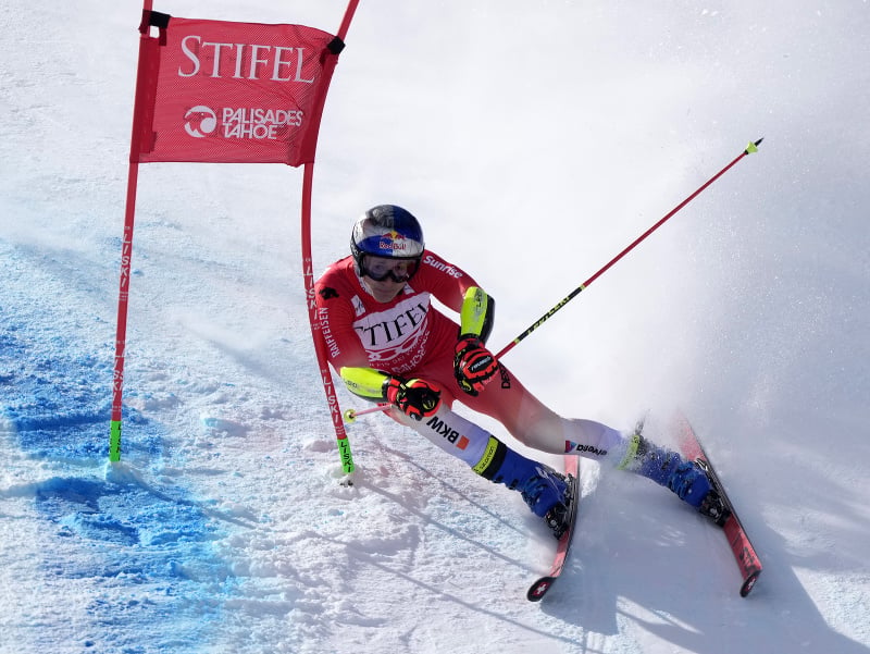 Švajčiarsky lyžiar Marco Odermatt v 1.kole obrovského slalomu mužov Svetového pohára v alpskom lyžovaní v kalifornskom stredisku Palisades