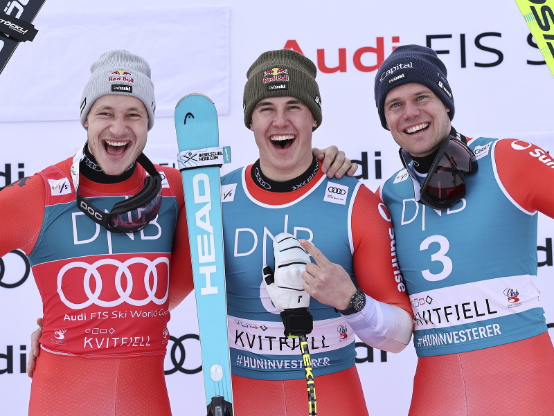 Zľava Marco Odermatt, Franjo von Allmen a Stefan Rogentin 