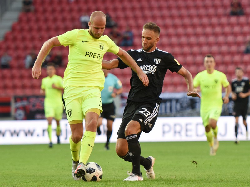 Na snímke vpravo hráč Trnavy Marek Bakoš a hráč Žiliny Martin Králik 