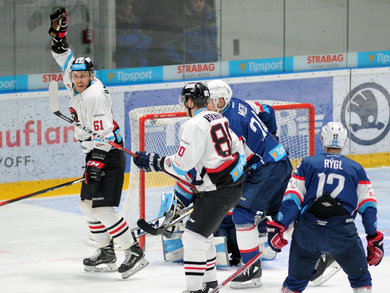 Marek Bartánus z HC ´05 iClinic Banská Bystrica (vľavo) oslavuje gól