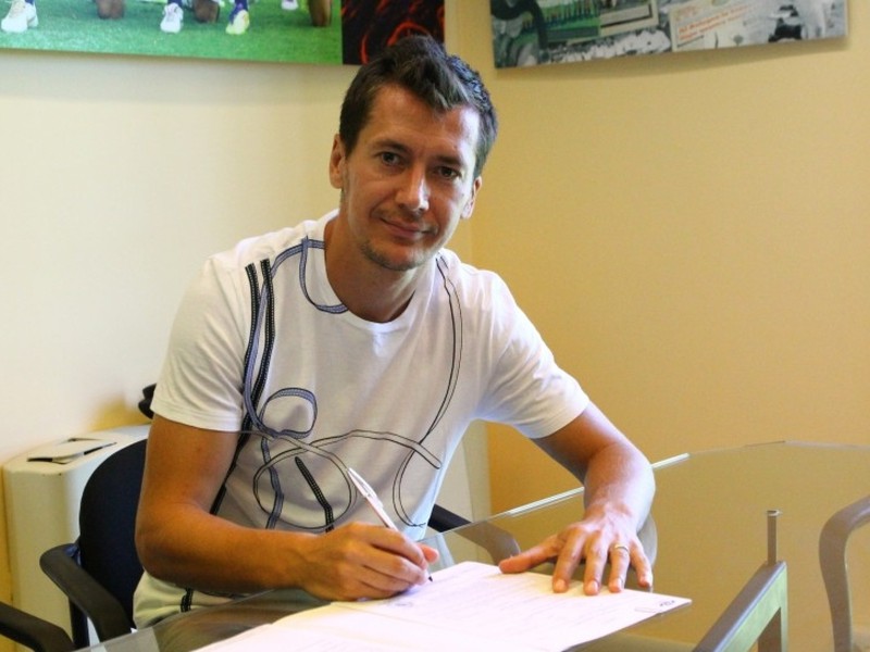 Marek Čech pri podpise zmluvy