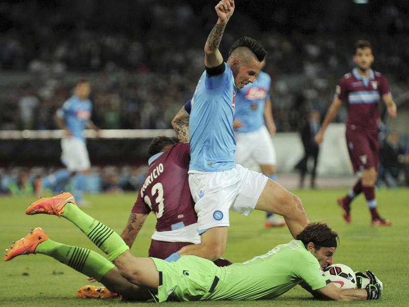 Marek Hamšík a brankár Lazia Federico Marchetti 