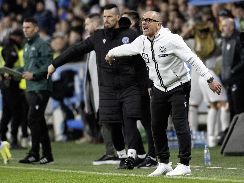 Na snímke sprava tréner Slovenska Francesco Calzona a asistent trénera Marek Hamšík