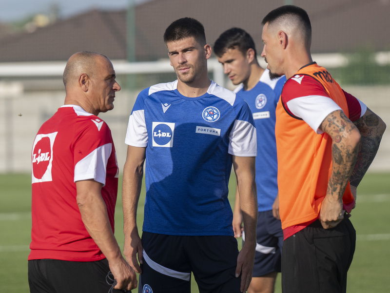 V strede Samuel Kozlovský, vľavo tréner Francesco Calzona a vpravo manažér repre Marek Hamšík