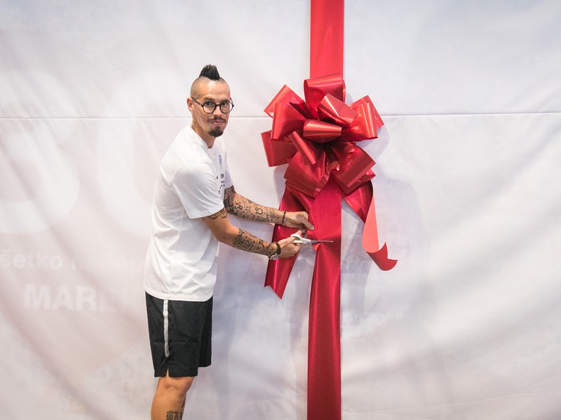 Slovenský futbalový reprezentant Marek Hamšík počas odhaľovania darčeka od jeho fanúšikov k jeho tridsiatim narodeninám