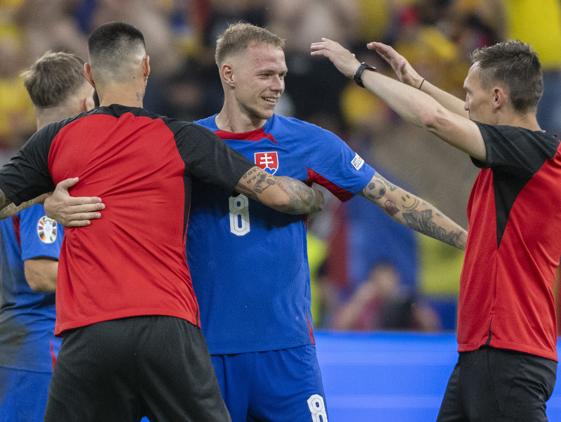 Na snímke zľava manažér tímu a asistent trénera Marek Hamšík, Ondrej Duda a  asistent trénera Simone Bonomi (všetci Slovensko) sa radujú po zápase základnej E-skupiny
