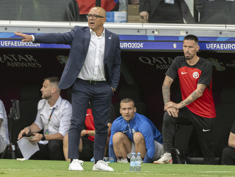 Tréner slovenskej futbalovej reprezentácie Francesco Calzona (uprostred), manažér tímu a asistent trénera Marek Hamšík (vpravo) sledujú zápas základnej E-skupiny Belgicko - Slovensko 