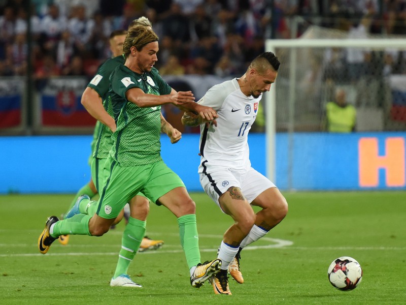 Marek Hamšík v súboji o loptu