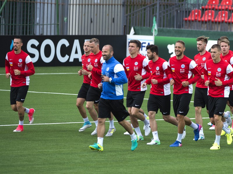 Marek Hamšík (vľavo) a ostatní reprezentanti počas tréningu