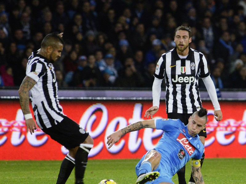 Marek Hamšík a Arturo Vidal v súboji o loptu