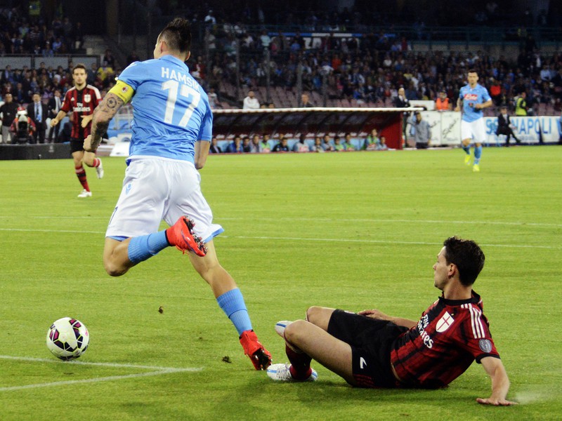Mattia De Sciglio fauluje Mareka Hamšíka