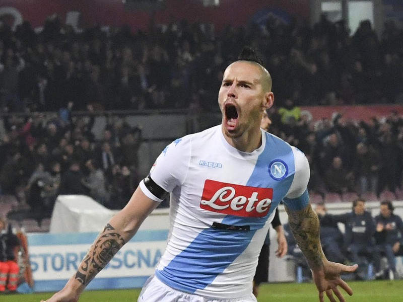 Futbalista Neapolu Slovák Marek Hamšík sa teší po strelení gólu na 2:0