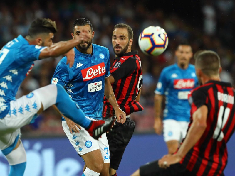 Gonzalo Higuaín v súboji o loptu, v pozadí Marek Hamšík