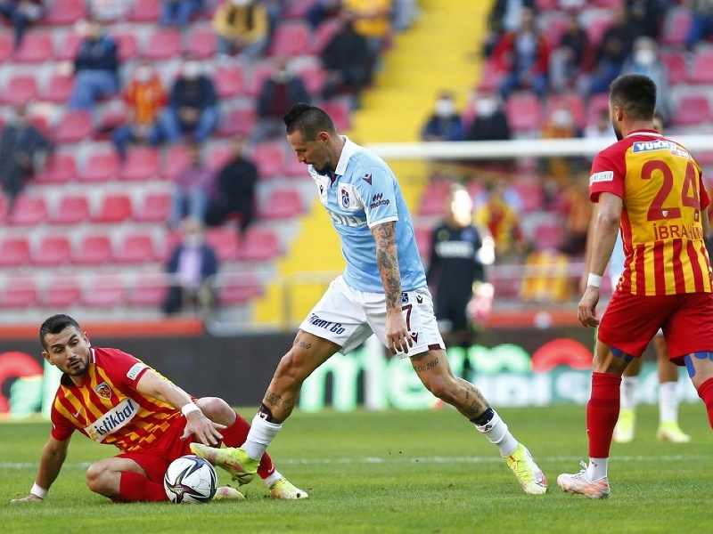 Marek Hamšík v súboji s Kayserisporom