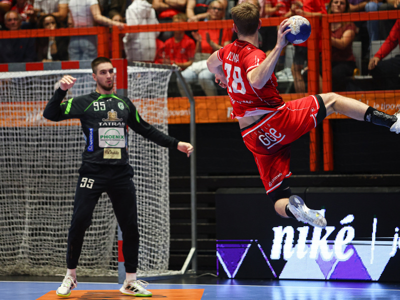 Na snímke sprava Marek Hlinka (Považská Bystrica) a brankár Matúš Mitošinka (Prešov)