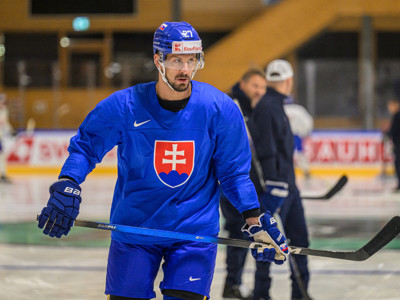 Na snímke kapitán slovenskej hokejovej reprezentácie Marek Hrivík počas prvého tréningu slovenskej hokejovej reprezentácie pred otvorením 89. majstrovstiev sveta v ľadovom hokeji