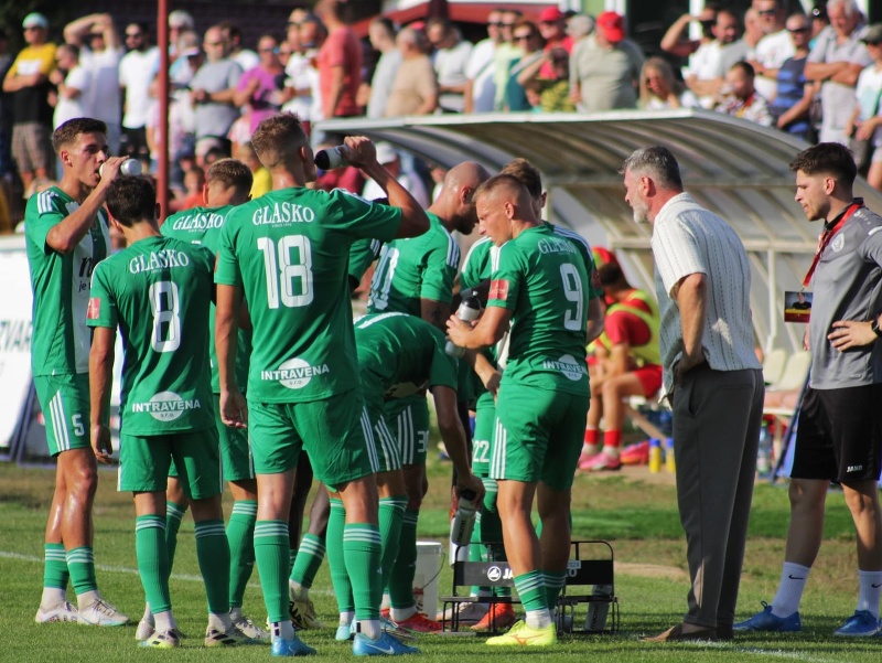 Na snímke hráči FC Tatran Prešov, vpravo tréner Marek Petruš