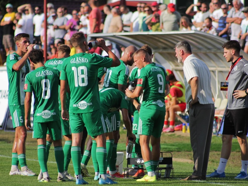 Na snímke hráči FC Tatran Prešov, vpravo tréner Marek Petruš