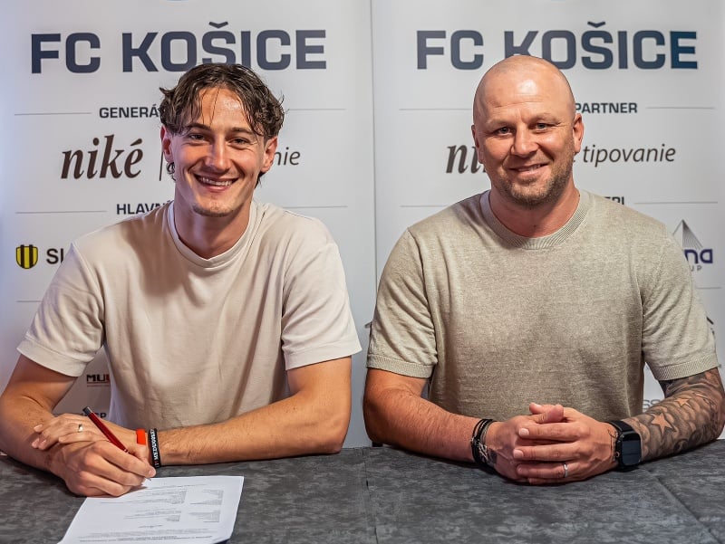 Matej Madleňák a Marek Sapara počas podpisu zmluvy
