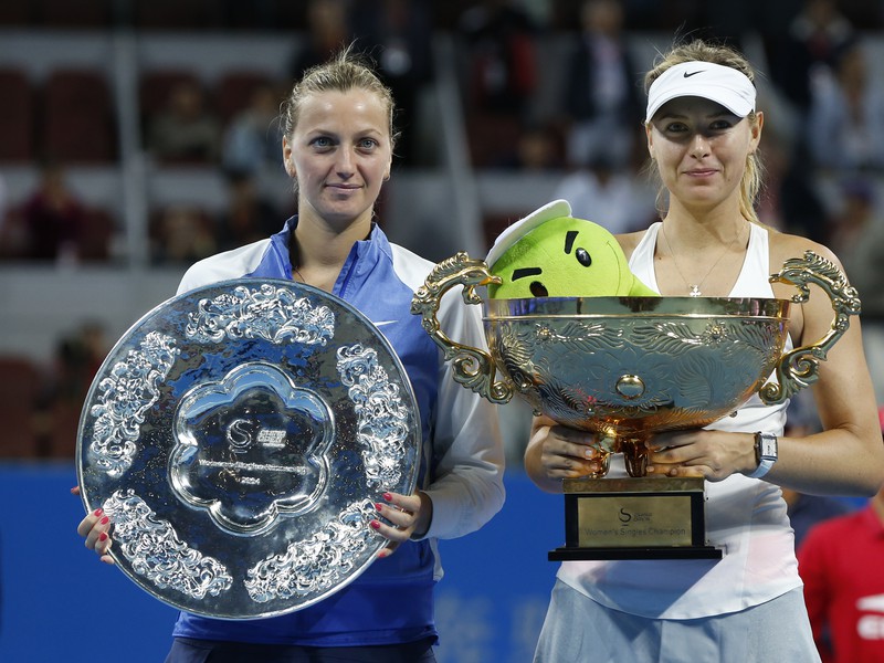 Maria Šarapovová a Petra Kvitová so svojimi trofejami