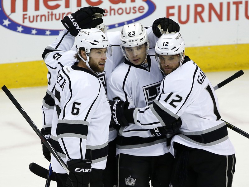 Jake Muzzin (6), Dustin Brown (23) and Marián Gáborík (12) po góle