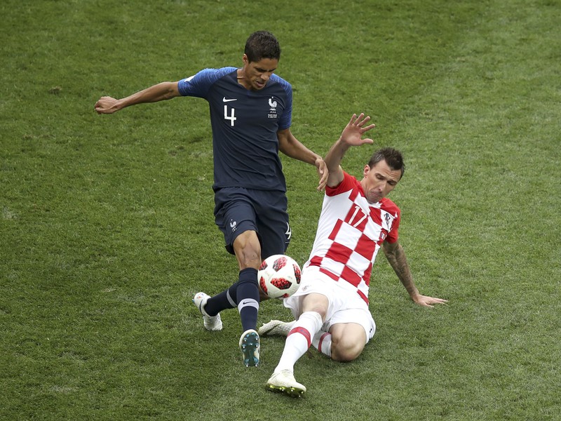 Raphael Varane a Mario Mandzukič v súboji