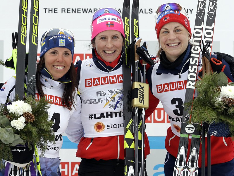Nórska bežkyňa Marit Björgenová (uprostred) triumfovala v pretekoch na MS v Lahti 28