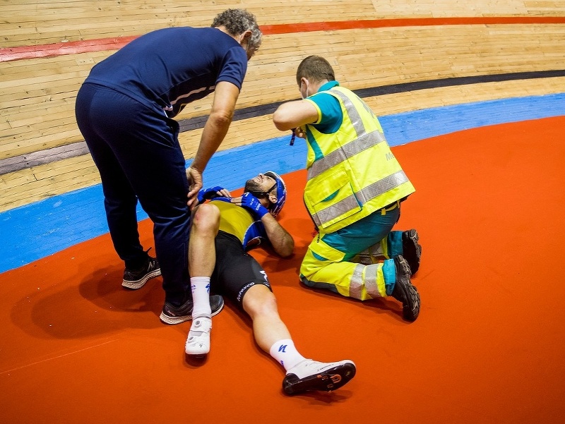 Britský cyklista Mark Cavendish sa zranil po páde v dráhových pretekoch v belgickom Gente