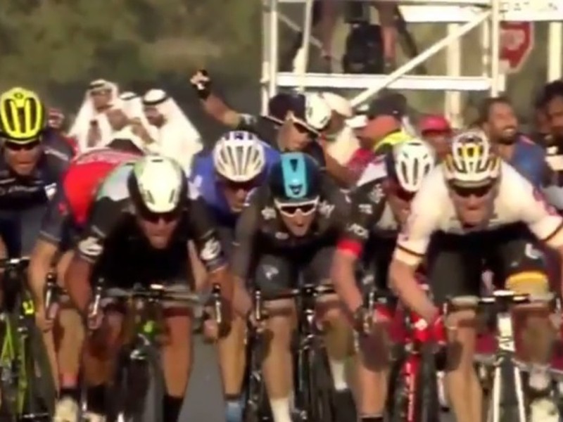 Mark Cavendish sa stal víťazom úvodnej etapy cyklistických pretekov Okolo Abú Zabí
