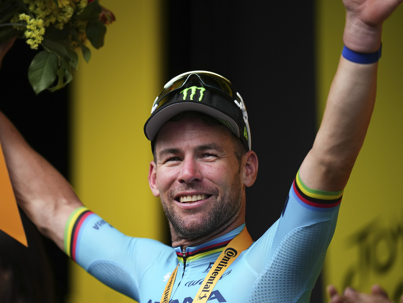 Mark Cavendish oslavuje na pódiu svoje historické 35. etapové víťazstvo na Tour de France