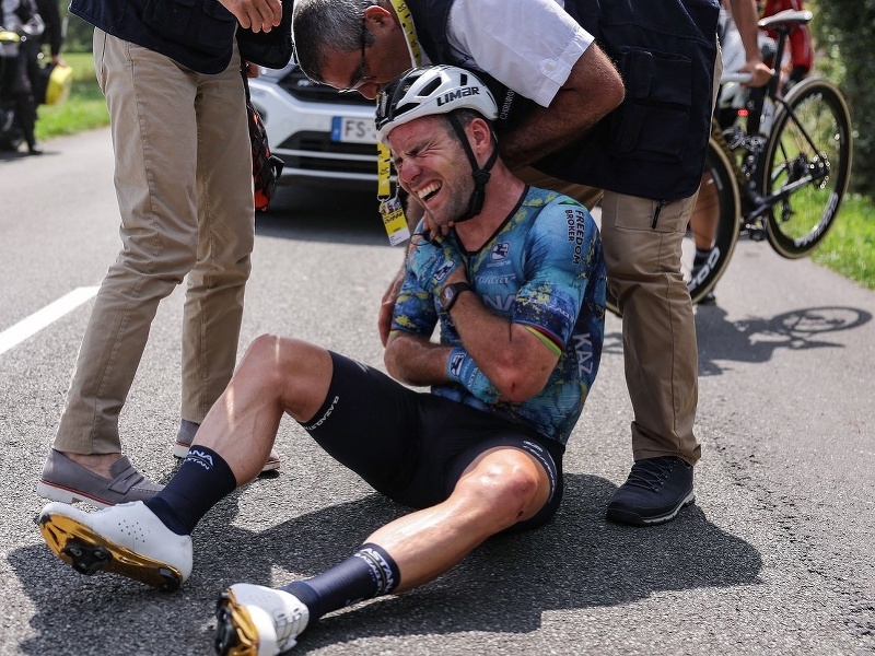 Mark Cavendish spadol v sobotňajšej ôsmej etape Tour de France a musel odstúpiť.