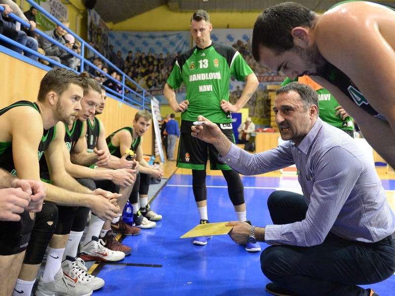 Tréner Handlovej Marko Cvetkovič rozdáva pokyny