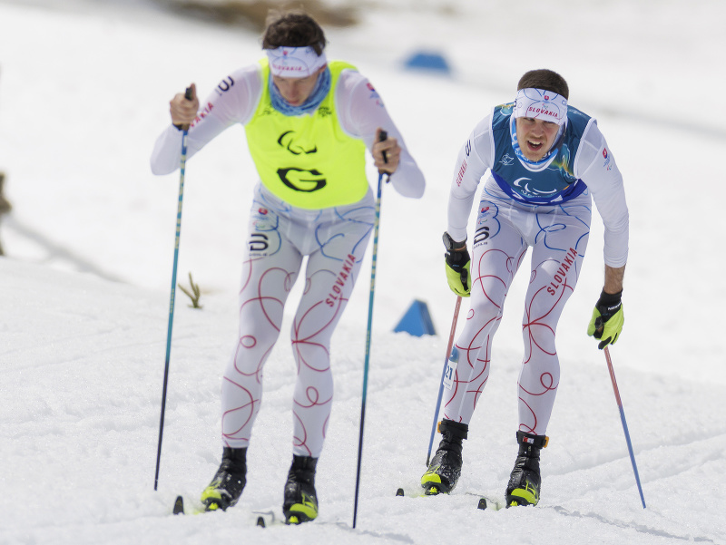 Na snímke slovenský reprezentant v paralympijskom bežeckom lyžovaní Alex Lajtman s navádžačom Markom Havranom v pretekoch na 10 kilometrov na XIV. zimných paralympijských hrách 2026 