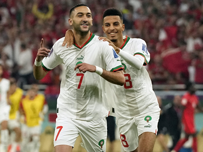 Marocký futbalista Hakim Ziyech (vľavo) sa teší z gólu