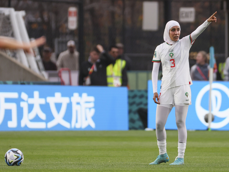 Marocká futbalista Nouhaila Benzinová gestikuluje počas zápasu